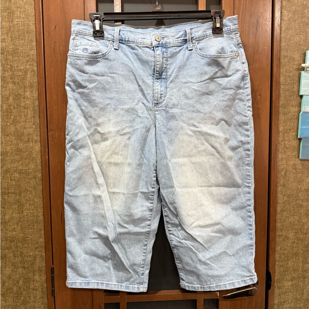 Women’s Light Blue Denim Capris EUC